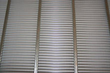 Load image into Gallery viewer, Framed 18" Wired Queen Excluder Round Bar